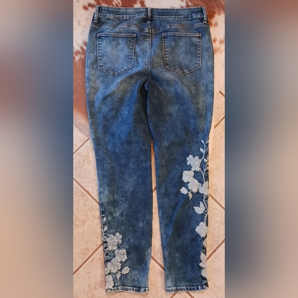 CHICOS Embroidered Jeans 12R - Picture 3 of 4
